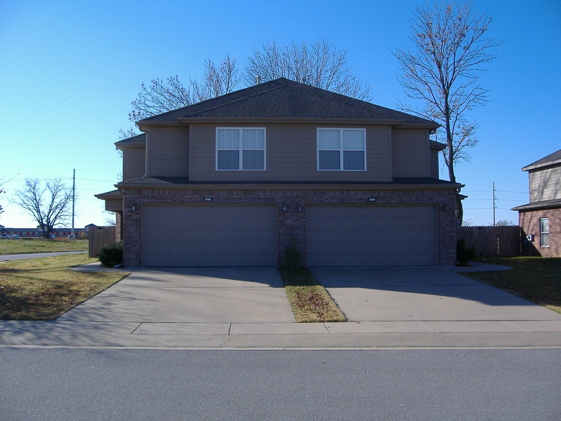 Primary Photo - ***898 Oakwood***