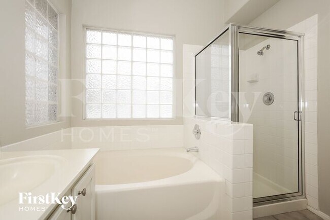 Foto del edificio - 3621 Twinbreeze Way