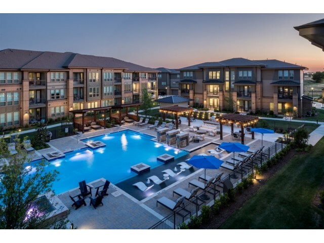 Piscina con estilo de centro turístico - Bluestem Village