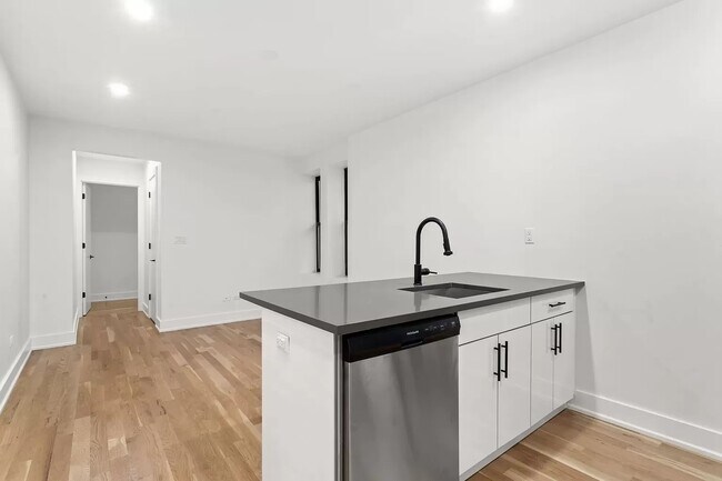 Foto del edificio - 3286-86 33rd St