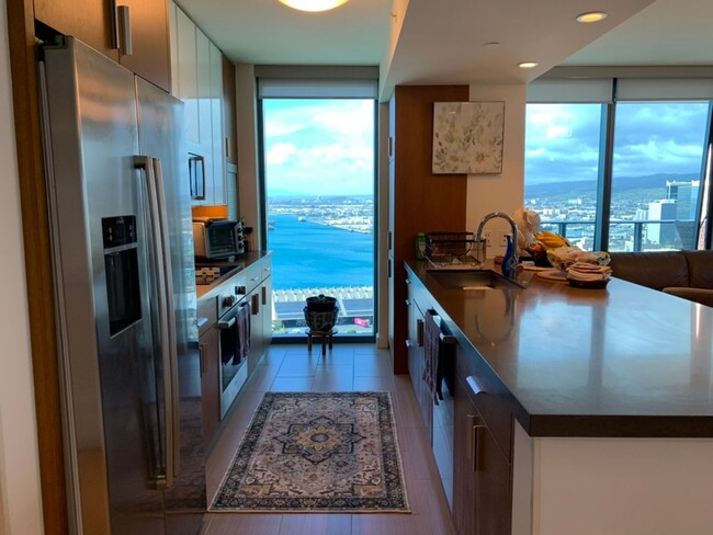 Foto del edificio - Fully Furnished 3 BR/2 BA/1 Parking on Hig...