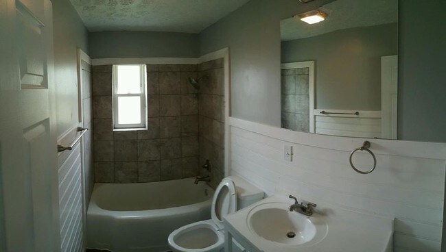 Building Photo - 204 Tate Ave