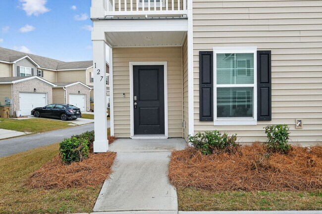 Building Photo - 4 bedroom 3 bath townhome in Rice Hope