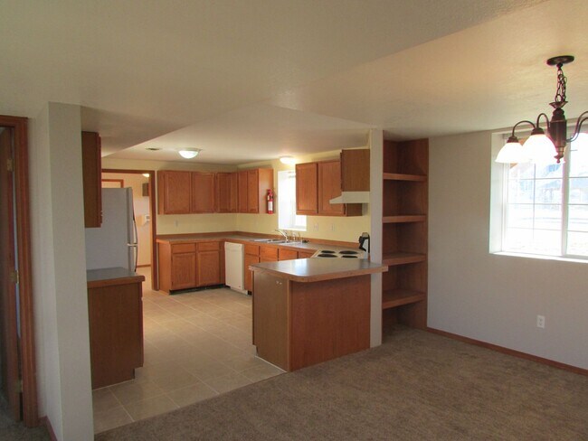Building Photo - 510 S Circle Dr