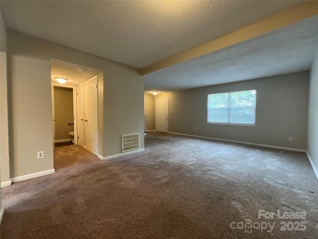 Building Photo - 8913 Hunter Ridge Dr