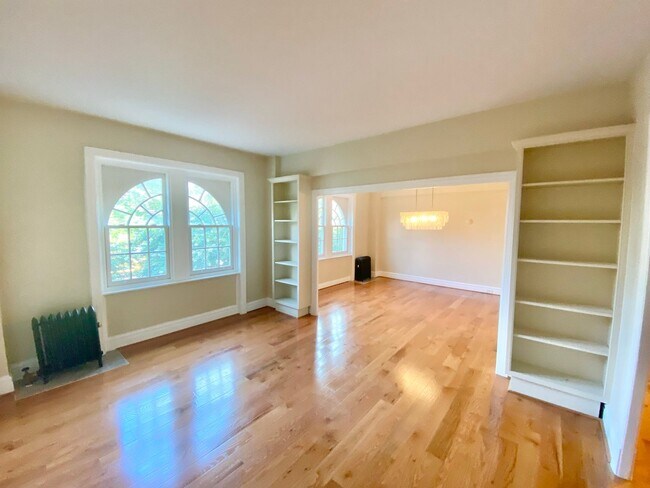 Building Photo - MOVE IN SPECIAL! Dupont's Gleaming Light F...