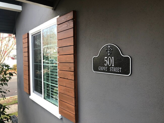 Building Photo - Newly Updated 2 Bedroom Unit in the heart of Roseville!