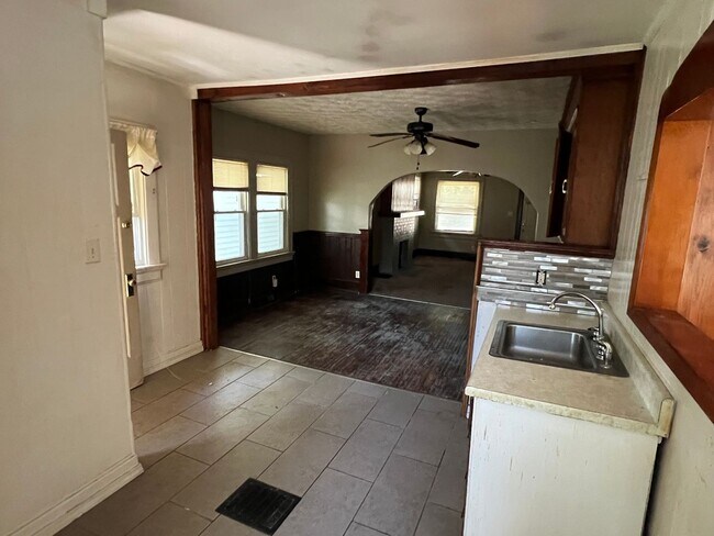 Building Photo - 212 E Siebenthaler Ave
