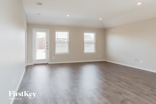 Building Photo - 807 Community Way