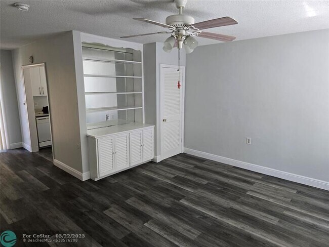 Building Photo - 1750 N Riverside Dr