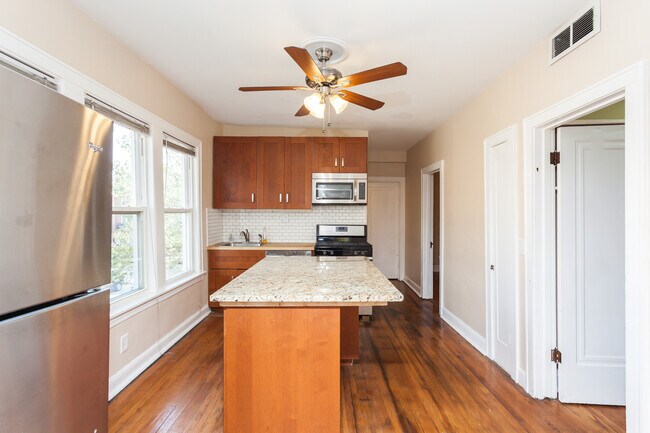 Foto del edificio - 2459 N Ashland Ave