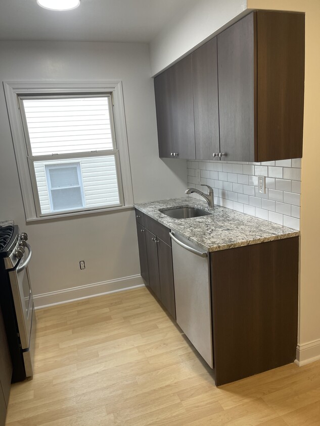 Primary Photo - 185 Seeley Ave