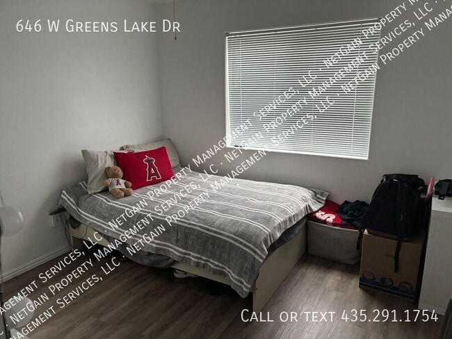 Building Photo - 646 W Greens Lake Dr