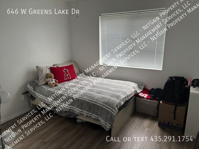 Foto del edificio - 646 W Greens Lake Dr