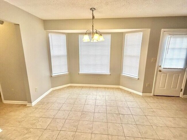Building Photo - Southeast Memphis-3 Bedroom 2.5 Bath Home ...
