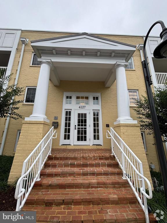 Building Photo - 4127 S Four Mile Run Dr