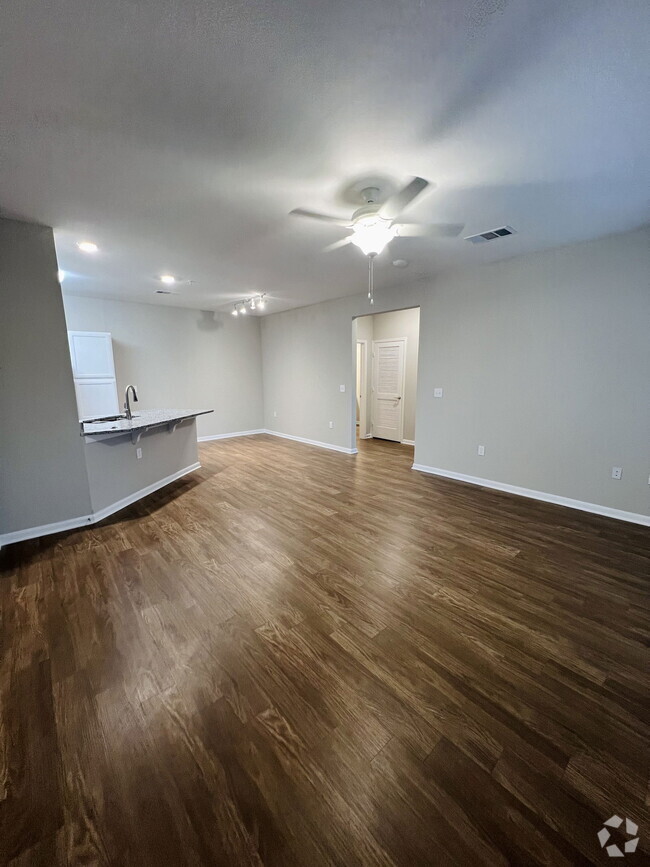 Building Photo - 400 Willow Grv Wy
