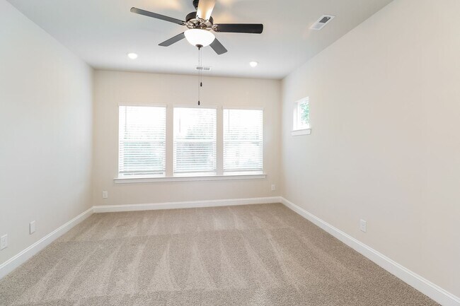 Foto del edificio - Beautiful 3BR 2.5BA Townhome w/ Full Appliance Kitchen • Garage Parking in Westerly Hills