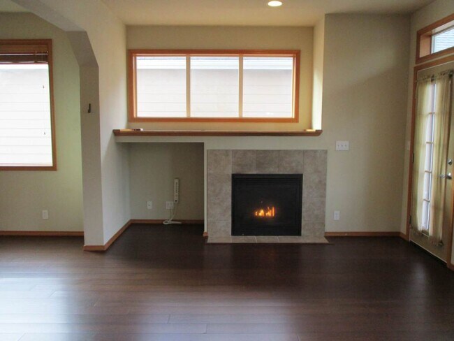 Foto del edificio - Stylish 3-Bedroom Townhouse in Fircrest Co...