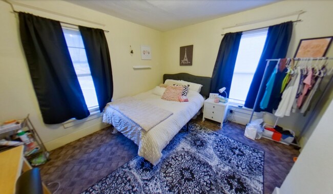 Foto del edificio - Located Near K-State Campus & Aggieville + Washer & Dryer + Pet Friendly! Available August 1st!