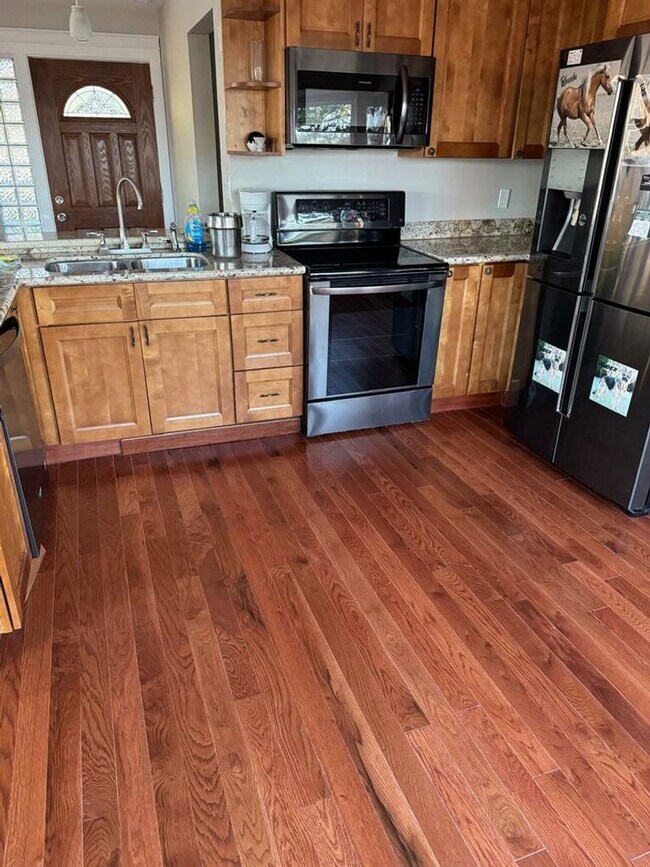 Foto del edificio - Move in ready rental in downtown Rainier with Columbia River views!