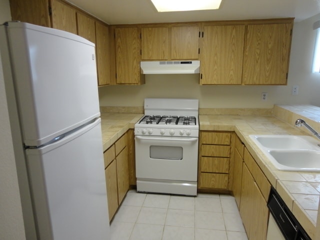 Building Photo - Nice 2 + 2 Gated Condo Santa Clarita