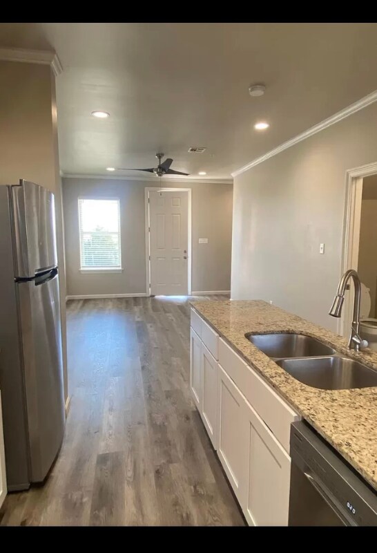 Foto del edificio - 305 W Second St