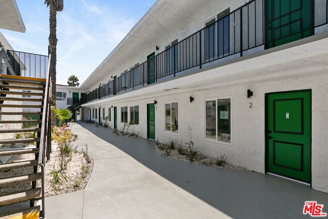 Foto del edificio - 6736 Woodley Ave