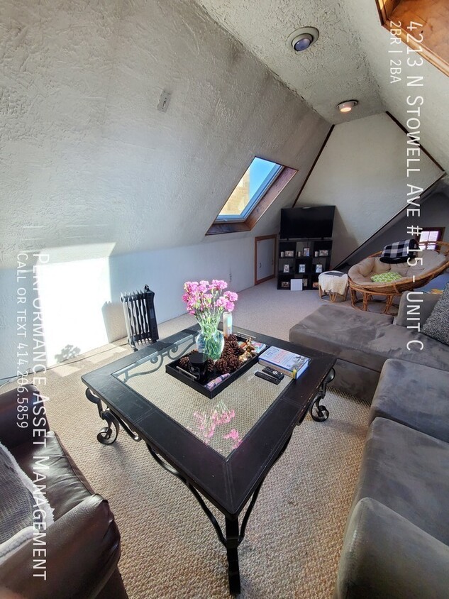 Foto principal - Cozy 2BD/1.5BA Shorewood Triplex