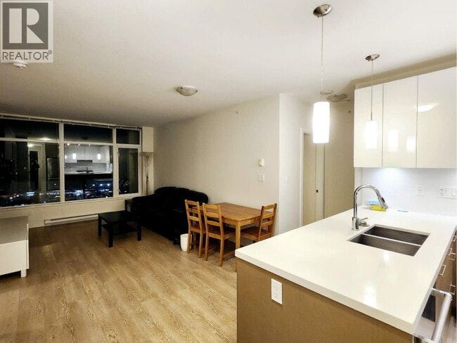 Building Photo - 3080 Lincoln Ave
