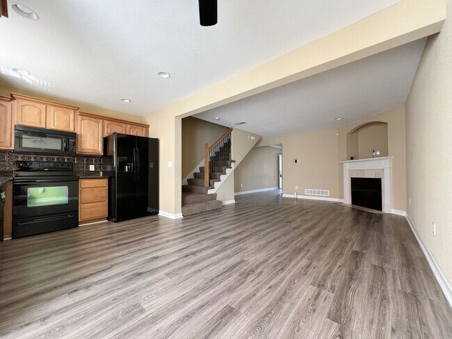 Foto del edificio - SEE IT NOW: Spacious 2-Bedroom Townhome with Modern Finishes and Garage!