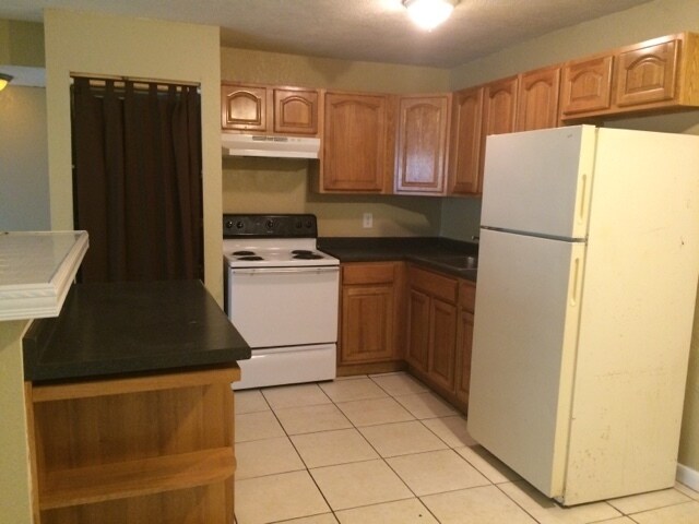 Building Photo - Large 2-1 apartment with central air