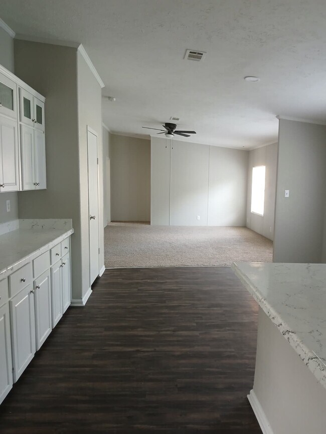 Foto del edificio - 15641 Deer Glen Ln