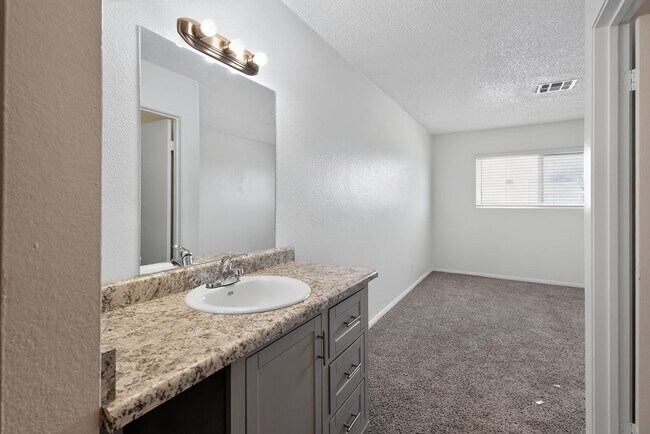 Foto del edificio - 5125 Golden Ln
