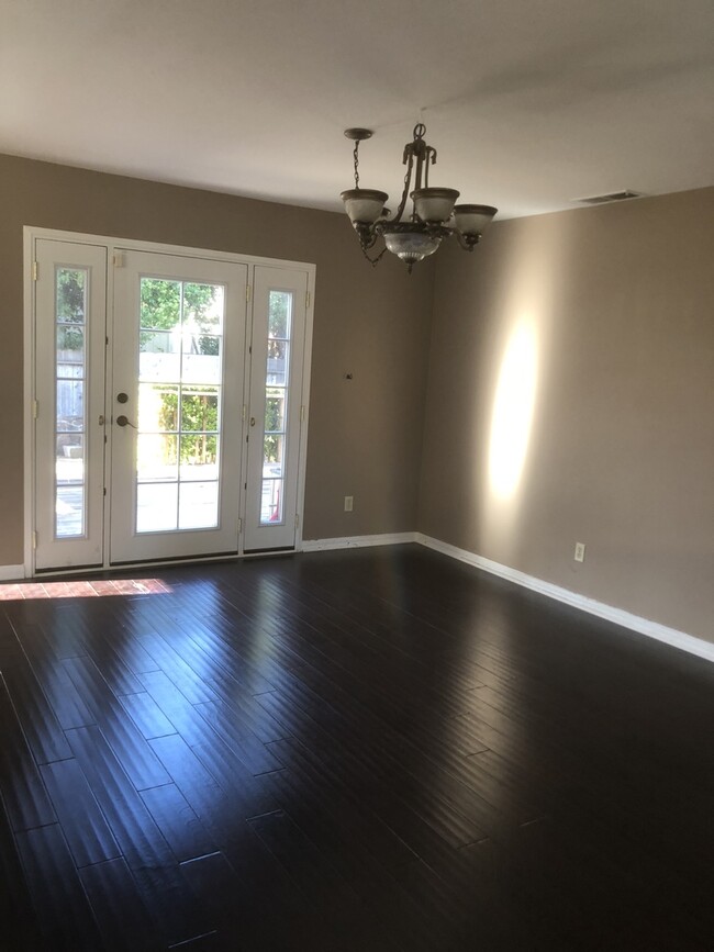 Building Photo - M section ~ Updated Kitchen and Baths ~ Mo...