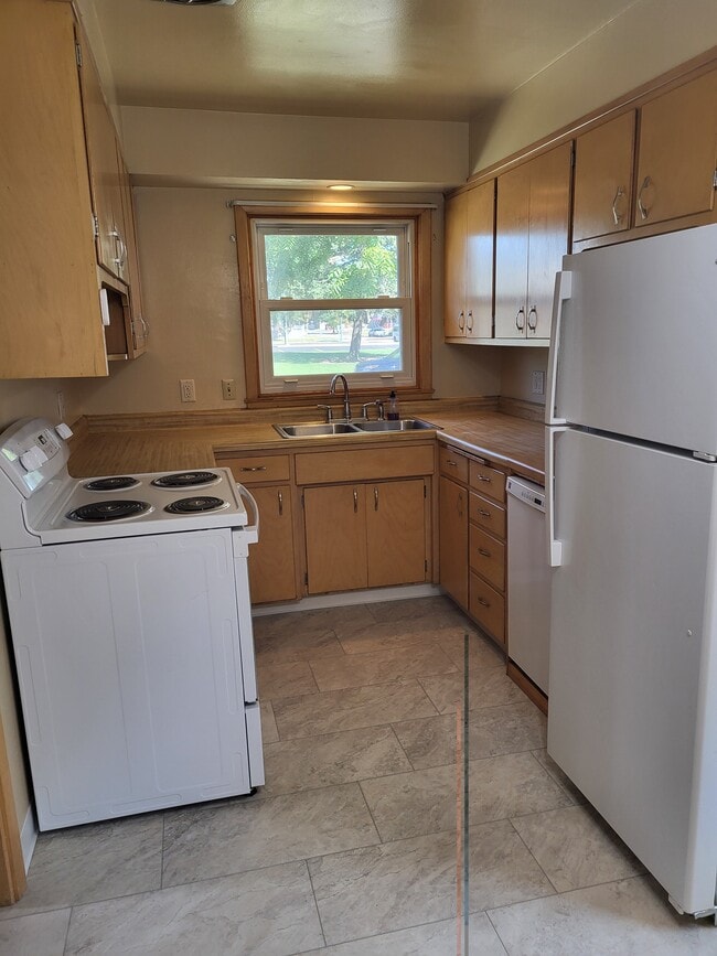 Kitchen with new flooring - 1411 S Duluth Ave