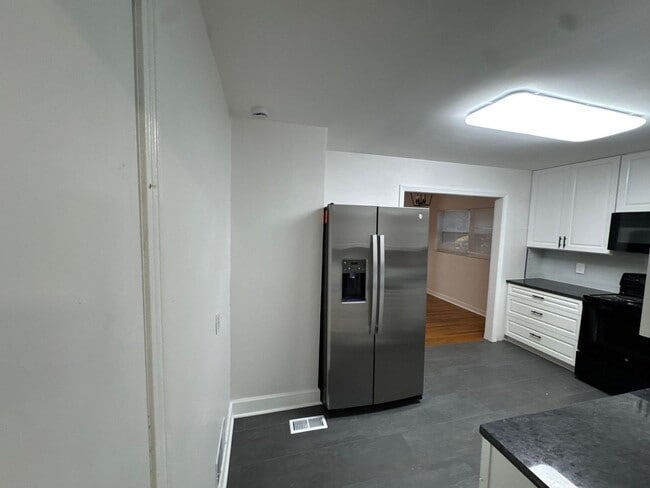 Building Photo - 4 bedroom 2.5 bath house with large yard!!