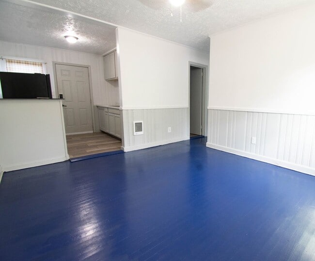 Building Photo - 2 Bedroom 1 Bathroom Updated Apartment