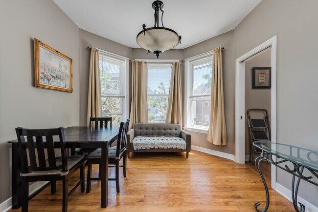 Foto del edificio - 3120 N Oakley Ave