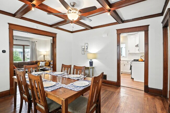 Building Photo - Fully Furnished 3-Bedroom Main-Floor Apartment in North Buffalo