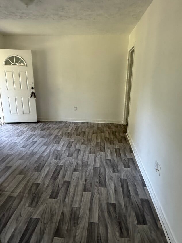 Building Photo - 320 E Leavell Woods Dr