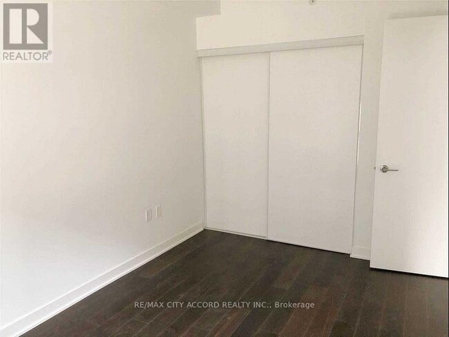 Photo du bâtiment - 115 Blue Jays Way