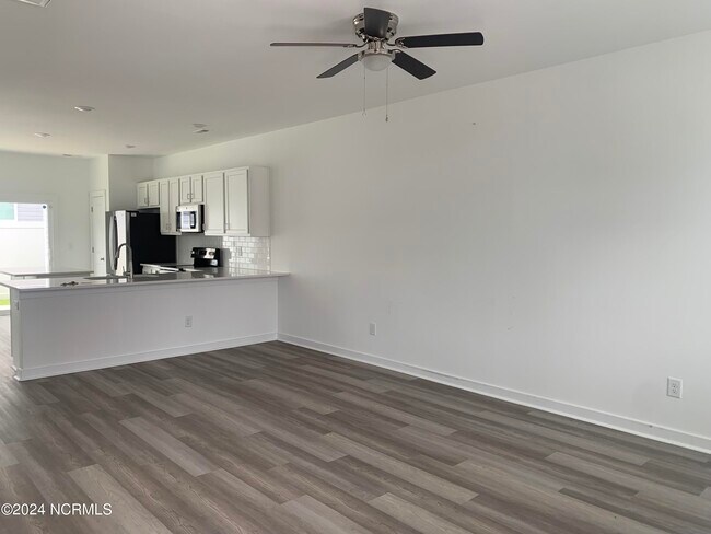 Building Photo - 425 Sunfish LN