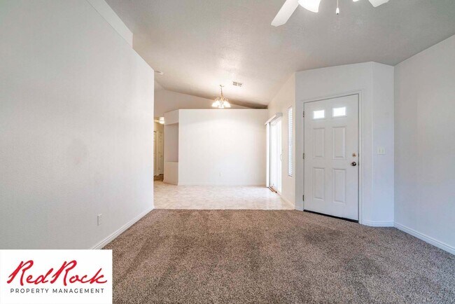 Foto del edificio - 3 Bed 2 Bath, 2 Car Garage with a Fully Fe...