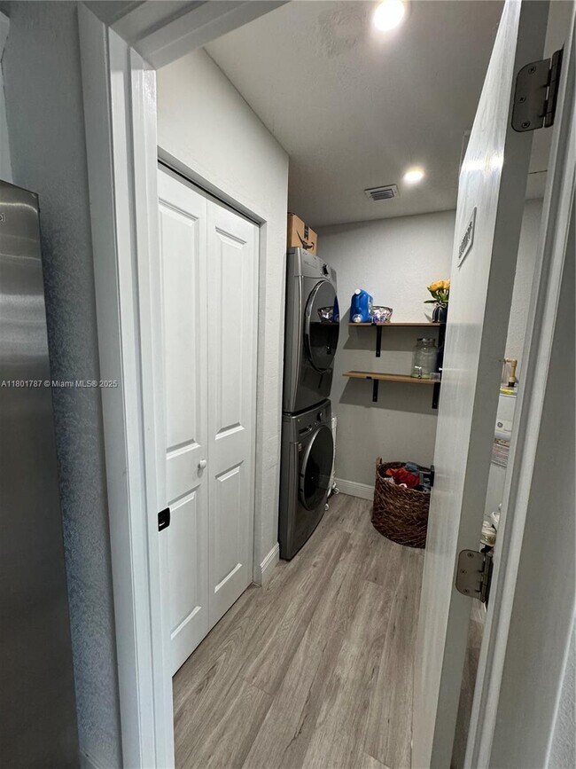 Foto del edificio - 6504 N Packwood Ave