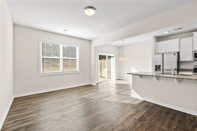 Foto del edificio - 3 BR, 2.5 BA Townhome, 6-12 month lease av...