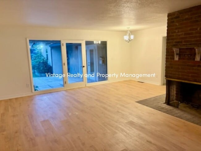 Building Photo - Move In Special!! Back On The Rental Market Great Single Story Three Bedroom Home!!!