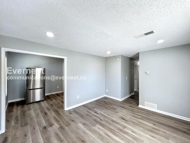 Foto del edificio - 5014 Shubert Cove