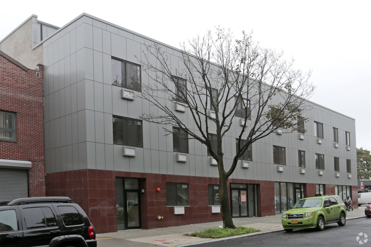 Foto del edificio - 38-06 Greenpoint Ave