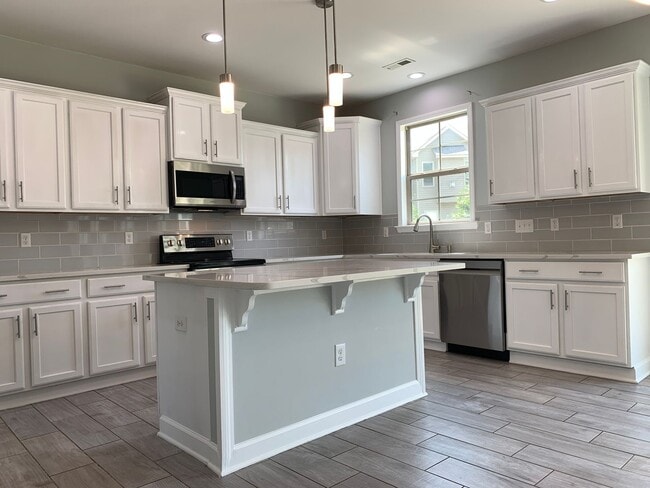 Building Photo - Luxurious Garner Home, Fenced Yard, Commun...